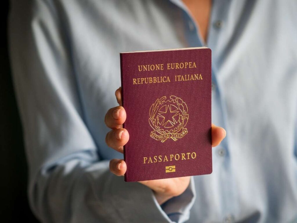 Donna tiene mano passaporto